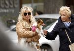 Amsterdam 10 oktober 2025
Tatjana Simic met haar hondje en moeder op straat in Amsterdam zuid.