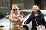 Amsterdam 10 oktober 2025
Tatjana Simic met haar hondje en moeder op straat in Amsterdam zuid.