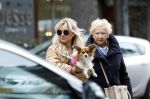Amsterdam 10 oktober 2025
Tatjana Simic met haar hondje en moeder op straat in Amsterdam zuid.