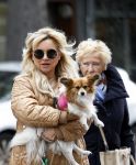 Amsterdam 10 oktober 2025
Tatjana Simic met haar hondje en moeder op straat in Amsterdam zuid.