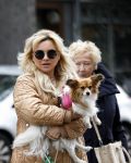 Amsterdam 10 oktober 2025
Tatjana Simic met haar hondje en moeder op straat in Amsterdam zuid.