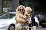 Amsterdam 10 oktober 2025
Tatjana Simic met haar hondje en moeder op straat in Amsterdam zuid.