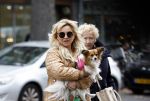 Amsterdam 10 oktober 2025
Tatjana Simic met haar hondje en moeder op straat in Amsterdam zuid.
