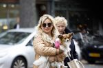 Amsterdam 10 oktober 2025
Tatjana Simic met haar hondje en moeder op straat in Amsterdam zuid.