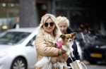 Amsterdam 10 oktober 2025
Tatjana Simic met haar hondje en moeder op straat in Amsterdam zuid.