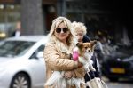 Amsterdam 10 oktober 2025
Tatjana Simic met haar hondje en moeder op straat in Amsterdam zuid.