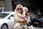 Amsterdam 10 oktober 2025
Tatjana Simic met haar hondje en moeder op straat in Amsterdam zuid.