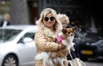 Amsterdam 10 oktober 2025
Tatjana Simic met haar hondje en moeder op straat in Amsterdam zuid.