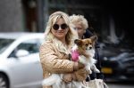 Amsterdam 10 oktober 2025
Tatjana Simic met haar hondje en moeder op straat in Amsterdam zuid.