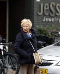 Amsterdam 10 oktober 2025
Tatjana Simic met haar hondje en moeder op straat in Amsterdam zuid.