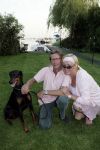 Loosdrecht 28 mei 2005
Etentje bij restaurant Fatou.
Viola Holt met zonnebril en man Peter en hond (dobberman)
Peter Smulders bv