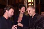 Amsterdam 1 november 1999
Tuschinski theater
Premiere DO NOT DISTURB
JOHAN VLEMMIX toont de fl. 100.00 munt aan ANTONIE KAMERLING en ISA HOES