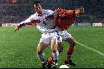 Eindhoven 13 november 1999
Nederland-Tjechie, eindstand 1-1
Dennis Bergkamp in duel met Radoslav Latal