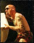 10 april 1999
FREAKSHOW
Man met vele tatoeages en een grote piercing door zijn tong
