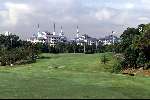 Kuala Lumpur 17 november 1999
Golfbaan  SHAHALAM met op achtergrond moskee
Golfen in Maleisie