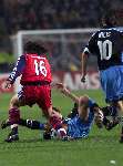 Eindhoven 26 oktober 1999
PSV-Bayern Munchen, eindstand
Jan Heintze op de grond is Jens Jeremies de baas.
Luc Nilis kijkt toe