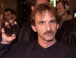 Amsterdam 1 november 1999
Tuschinski theater
Premiere DO NOT DISTURB
JOHAN VLEMMIX met zijn 100 gulden munt van BIG BROTHER