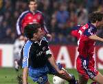 Eindhoven 26 oktober 1999
PSV-Bayern Munchen, eindstand
Luc Nilis in duel met Lothar Matheus