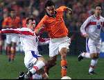 Eindhoven 13 november 1999
Nederland-Tjechie, eindstand 1-1
Marc Overmars in duel met Radoslav  Latal