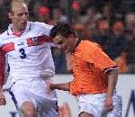 Eindhoven 13 november 1999
Nederland-Tjechie, eindstand 1-1
Marc Overmars in duel met Karel Rada