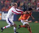 Eindhoven 13 november 1999
Nederland-Tjechie, eindstand 1-1
Marc Overmars in duel met Karel Rada