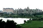 Kuala Lumpur 21 november 1999
Mines Resort golf
Hotel golden Horses op achtergrond
Golfen Maleisie