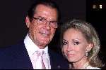 Amsterdam 20-11-1999
Unicef Gala in het Sheraton Hotel Schiphol.
Roger Moore en zijn vrouw Kristina.