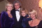 8 November 1999
Gala Parel van Nederland in hotel Krasnaplosky in Amsterdam.
Vivian Boelen met man en Astrid Engels en Sheila de Vries