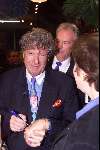Essen (Belgie) 9 November 1999
Opening nieuwe zaak van Theo Sijthoff .
Willibrord Frequin deelt een handtekening uit.