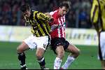 Eindhoven 1 november 2000
PSV-Vitesse 2-0
Arnold Bruggink in duel met Theo Janssen