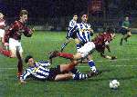 Eindhoven, 25 november 2000
EVV Eindhoven-Excelsior, eindstand 2-3
David Connolly wordt NIET onderuit gehaald en denkt zo een penalty te versieren.
Op de grond John Laponder
