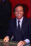Amsterdam 7 november 2000
Julio Iglesias signeert bij de bijenkorf.