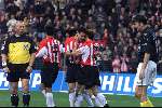 Eindhoven, 26 november 2000
PSV-NAC, eindstand 2-1
Kezman ( maker van 2 doelpunten) wordt hier gefeliciteerd door Mark v Bommel links Dick Jol
