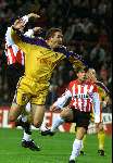 Eindhoven, 9 november 2000
Champions League PSV-Anderlecht, eindstand
RAMZI in kopduel met  LORENZO STAELENS