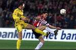 Eindhoven 21 december 2000
PSV-Fortuna
Mark v Bommel in duel met Joost Volmer
Mooie aktie