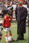 AMSTERDAM 18 NOVEMBER 2001
AJAX-NAC 1-3
Co Adriaanse met ballenjongen