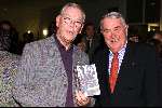 HILVERSUM 29 NOVEMBER 2001
UITREIKING BOEKRADIOPROGRAMMA HERMAN STOK IN HET OMROEPMUSEUM.
Herman Stok en Dick Duster