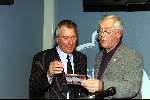 HILVERSUM 29 NOVEMBER 2001

UITREIKING BOEKRADIOPROGRAMMA HERMAN STOK IN HET OMROEPMUSEUM.
Co de Kloet en Herman Stok
 
Peter Smulders bv