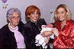 VELDHOVEN 3 NOVEMBER 2001
Threa  Dobbs en haar moeder dochter en kleindochter.