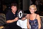 AMSTERDAM 29 OKTOBER 2001
Tineke Schouten met knip kunstenaar
