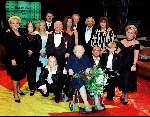 2 November 2002
Bassie & Adriaan met hun vrouwen en hun koninklijke onderscheiding.
Bas v d Toor en Adriaan v d Toor met hun familie en koninklijke onderscheiding