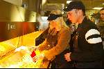 Rosmalen 19 oktober 2002
Corry Konings en Johan Heuser bij Mc Donalds werken