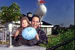 Fijnaart 10 Oktober 2002
Geboorte zoon van Mariska Bauer en Frans Bauer.
Op de foto met hun pas geborene Jan