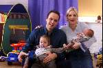 Fijnaart 10 Oktober 2002
Geboorte zoon van Mariska Bauer en Frans Bauer.
Op de foto met hun pas geborene Jan en hun oudste zoon..