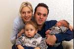 Fijnaart 10 Oktober 2002
Geboorte zoon van Mariska Bauer en Frans Bauer.
Op de foto met hun pas geborene Jan en hun oudste zoon..