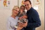 Fijnaart 10 Oktober 2002
Geboorte zoon van Mariska Bauer en Frans Bauer.
Op de foto met hun pas geborene Jan en hun oudste zoon..