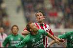 Eindhoven 17 november 2002
PSV-Feyenoord 1-2
Rzasa in duel met Jen Vennegoor of Hesselink