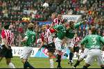 Eindhoven17 november 2002
PSV- Feyenoord 1-2
Jan Vennegoor of Hesselink in duel met Brett Emmerton Wilfred Bouma Patrick Pauwe