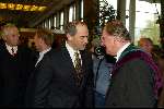 Amsterdam 18 oktober 2002
Huub oosterhuis krijgt eredoctoraat .
Job Cohen