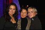 Amsterdam 13 november 2002
Opening Louis Vuitton winkel.
Suze Mens met dochters Marloes Mens en Suze Mens